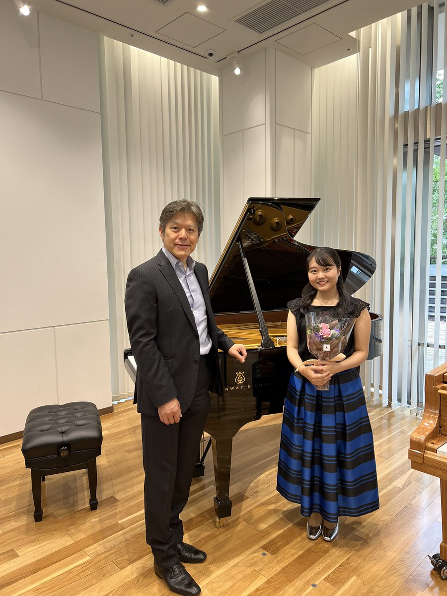 先週の金曜夜と土曜朝は生徒達の演奏会。ベヒシュタイン東京とスタインウェイ東京でした。
台風直撃予想も生徒達のパワーで台風も消滅！?無事に開催。

演奏した吉田と荒井はほんの数日後に留学で🇩🇪と🇦🇹へ旅立って行きました。
ヨーロッパの空気や色が音楽に溶け込んで来てくれることを願っています。