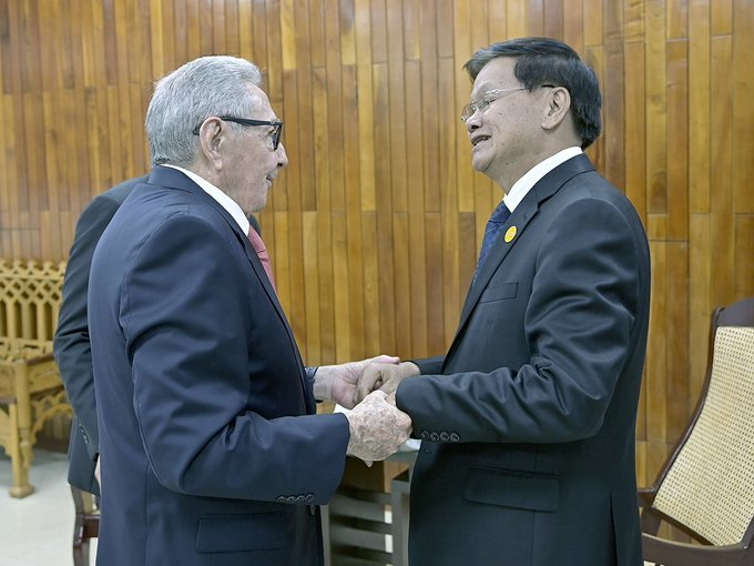 FelizenQba's tweet photo. ¡Qué feliz nos hace ver a nuestro General de Ejército Raúl Castro, sonriendo y conversando animadamente con los participantes a la Cumbre G77 y China!
#CubaG77 @cubag77 @DiazCanelB 
#DeZurdaTeam https://t.co/QsLW0x0tVh