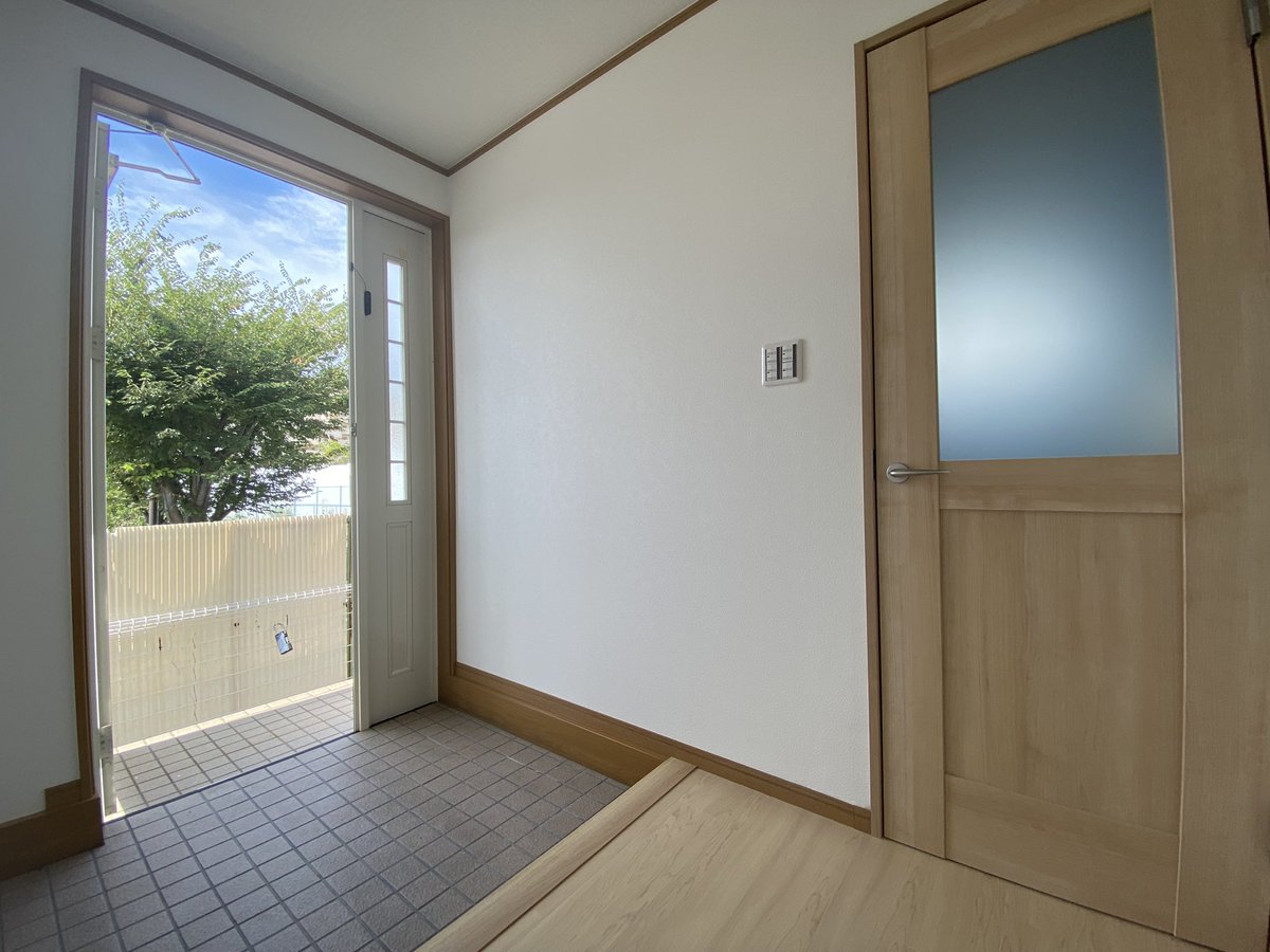 RESTA2103's tweet photo. 明石市魚住町の内外装リフォームした物件の完成が近づいています✨
ガーデンリビング、ドライエリア、家事エリアなど、今の建売にない住宅になっています😃
#明石中古　#魚住町戸建　#明石リフォーム済中古　#RESTA #ガレージハウス https://t.co/NghnLfo7Vw