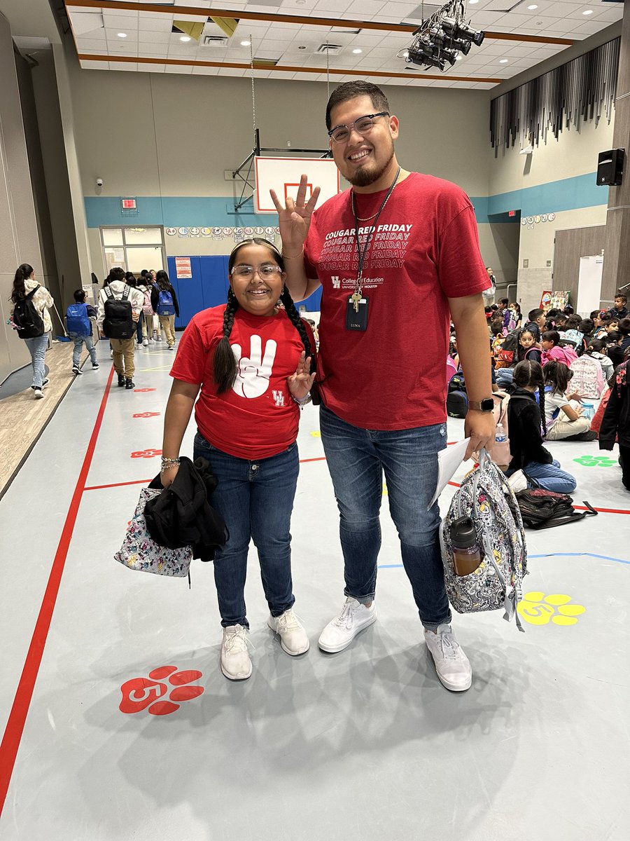 The whole family is joining in on #CougarRedFriday @UHCOE #CoogLeaders