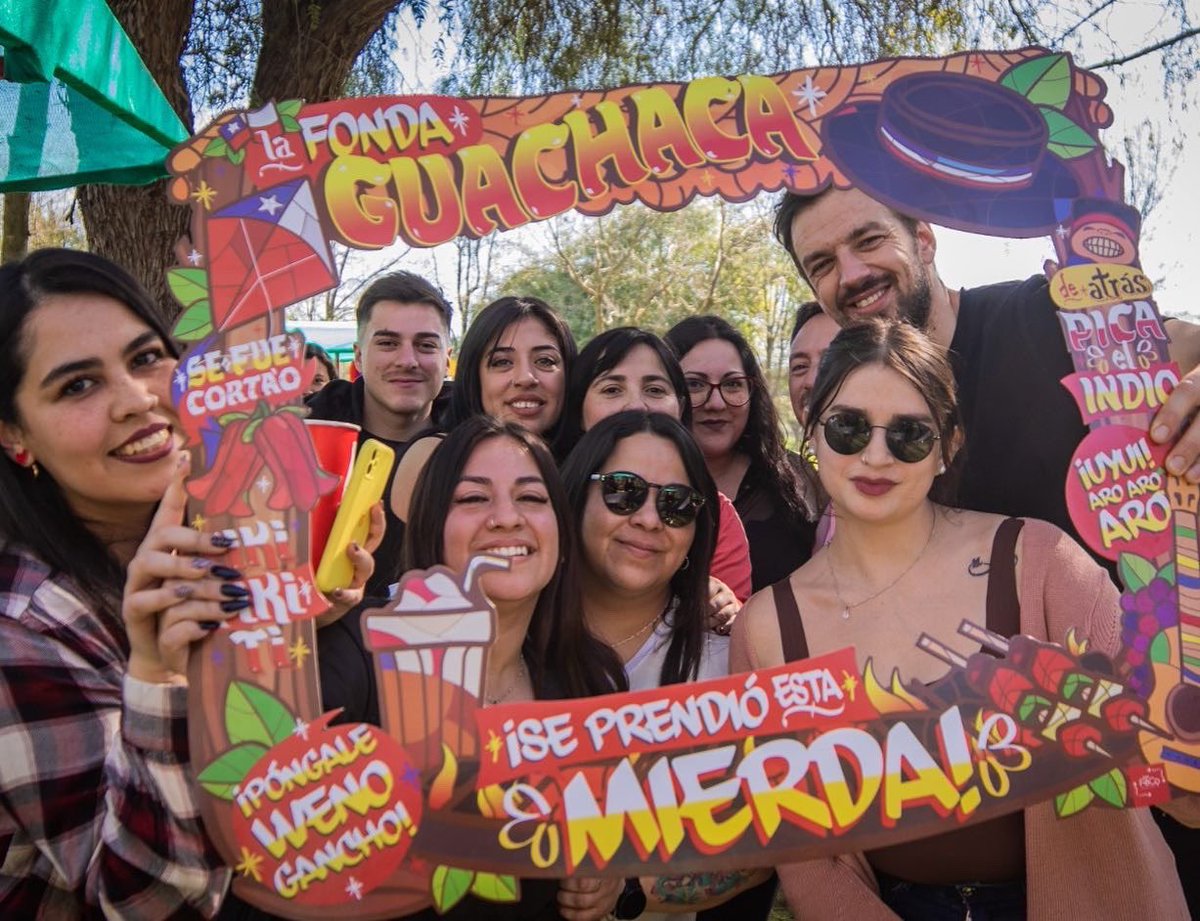 TomasVodanovic's tweet photo. Que importante es darse espacios también para poder celebrar este 18 como familia municipal, en medio de un año muy intenso. Gracias a los más de 2.000 funcionarios que hoy participaron de una bonita tarde en el Parque Municipal. Es un orgullo para mi trabajar con ustedes 💚 https://t.co/0gEXmcd0lz