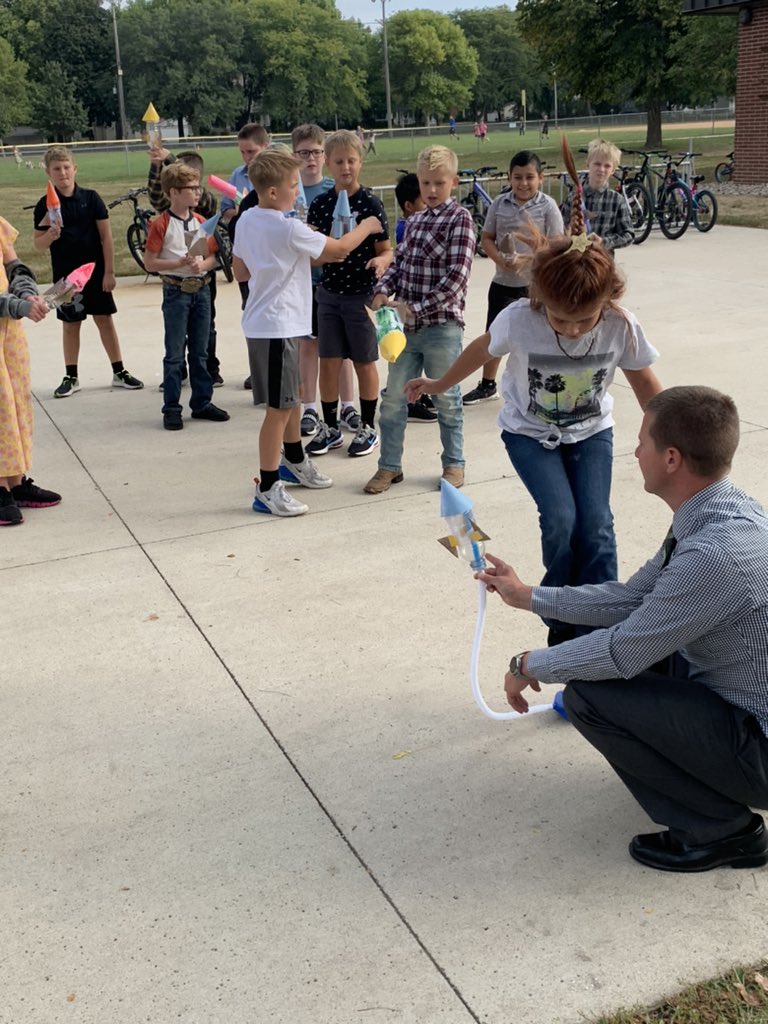 humboldt_elem's tweet photo. 4th graders built and launched rockets this week in STEM #GoCats https://t.co/5cYFKgtorO
