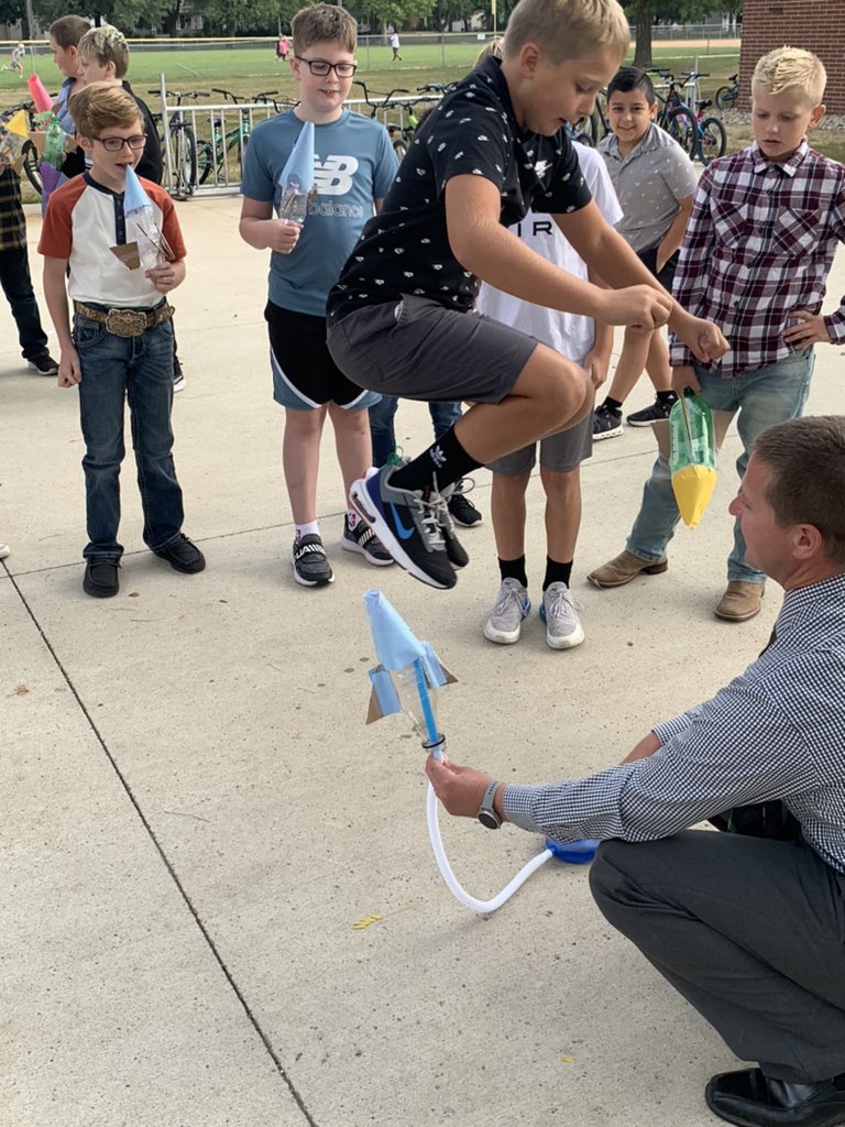 humboldt_elem's tweet photo. 4th graders built and launched rockets this week in STEM #GoCats https://t.co/5cYFKgtorO