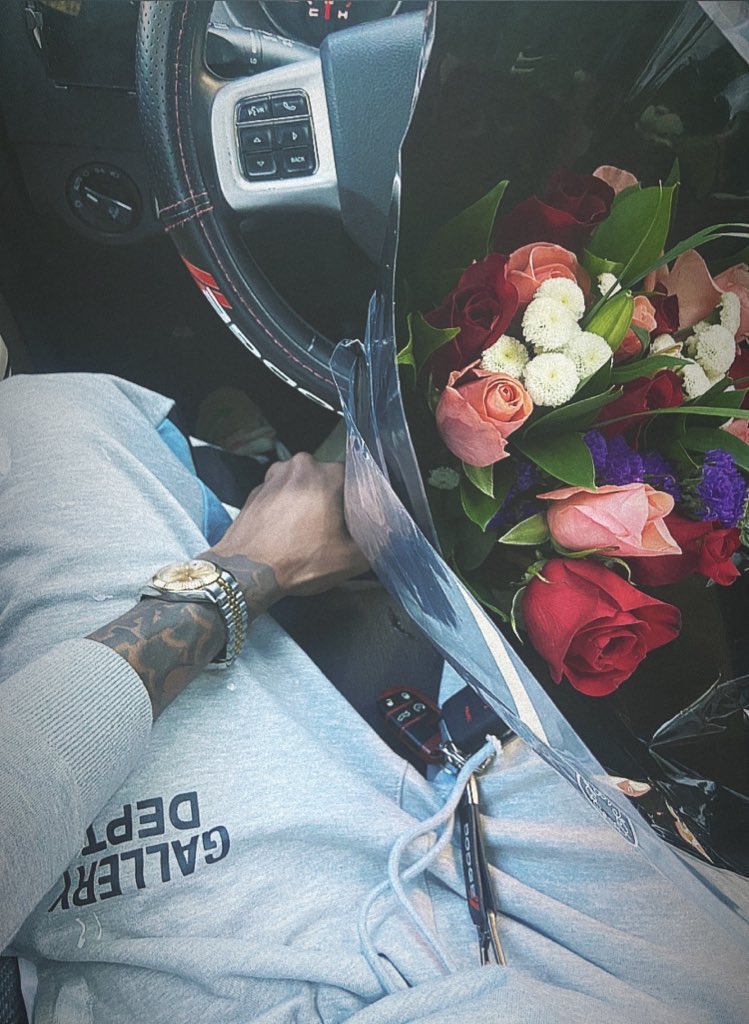 Trenchyoungen2x's tweet image. Type to Surprise yu with flowers in the passenger seat b4 every date I take yu on🖤