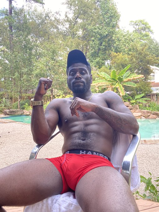 I'm super nice and personable in DMs, but this is NOT a dating app. When you merchandize me, expect a