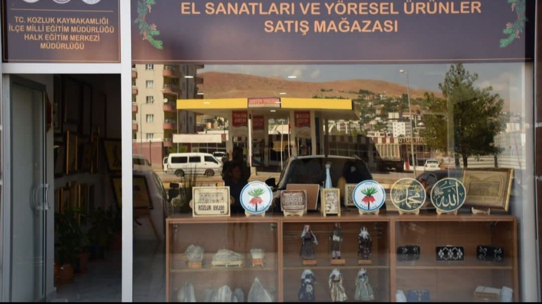 📌Kaymakamımız Sayın Ekrem GÜNGÖR  kaya tuzu üreticileriyle toplantı yaptı.

📌Kaymakamımız Sayın Ekrem GÜNGÖR  toplantıdan sonra Kozluk El Sanatları Ve Yöresel Satış Merkezimize ziyarette bulunup beraberindekilerle merkezimizdeki ürünleri inceledi.