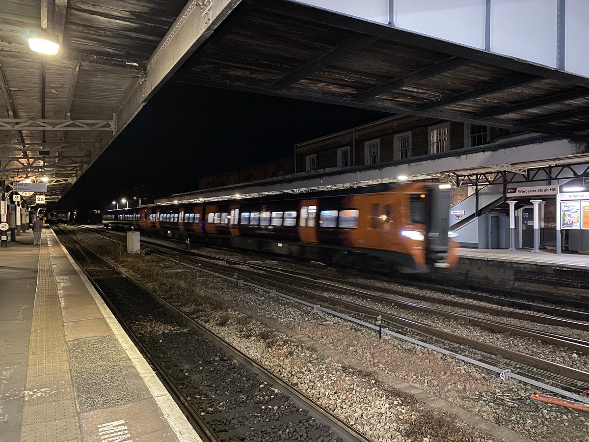 loypass_SCCar's tweet image. 🚉 Arty after dark views of #Worcester Shrub Hill … the station of two ages. @WestMidRailway #class172 #class196 @GWRHelp #class800