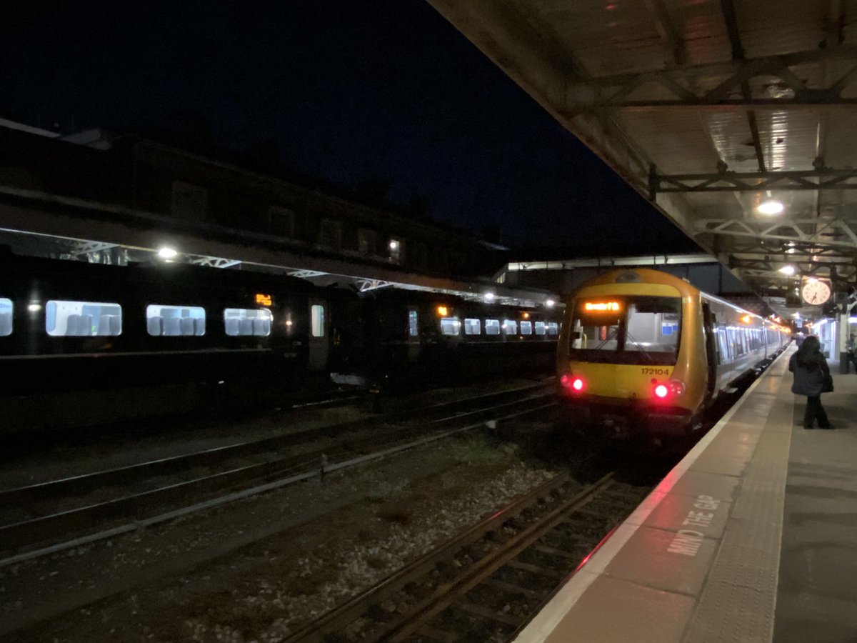 loypass_SCCar's tweet image. 🚉 Arty after dark views of #Worcester Shrub Hill … the station of two ages. @WestMidRailway #class172 #class196 @GWRHelp #class800