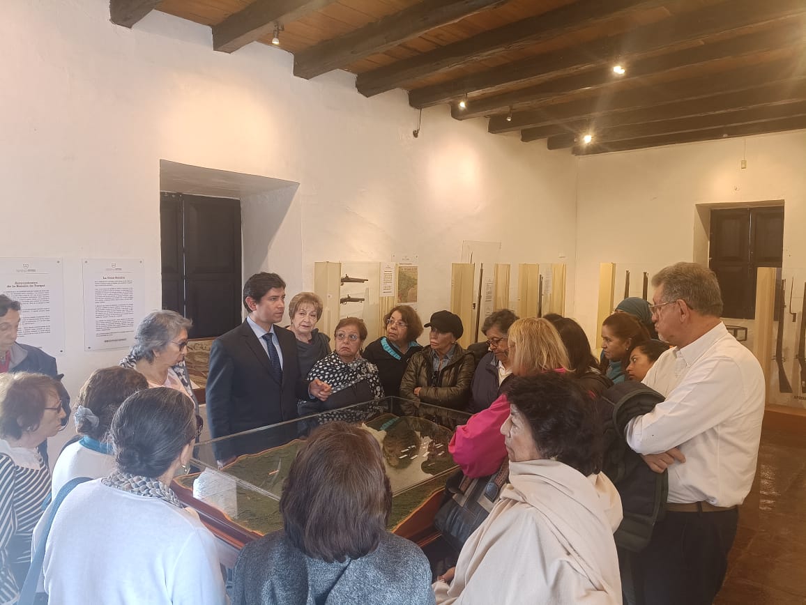 MuseosDefensaEC's tweet photo. 👉#Hoy, la Asociación de Docentes Jubilados de la PUCE 👩‍🏫👨‍🏫de la ciudad de Quito visitaron el Museo #CasaDeLosTratados 🏛️.

💫Realizaron un recorrido👣 por la historia de la💂🏻‍♂️Batalla de Tarqui y la firma del Tratado de Girón📜. https://t.co/6cq20iqfaz
