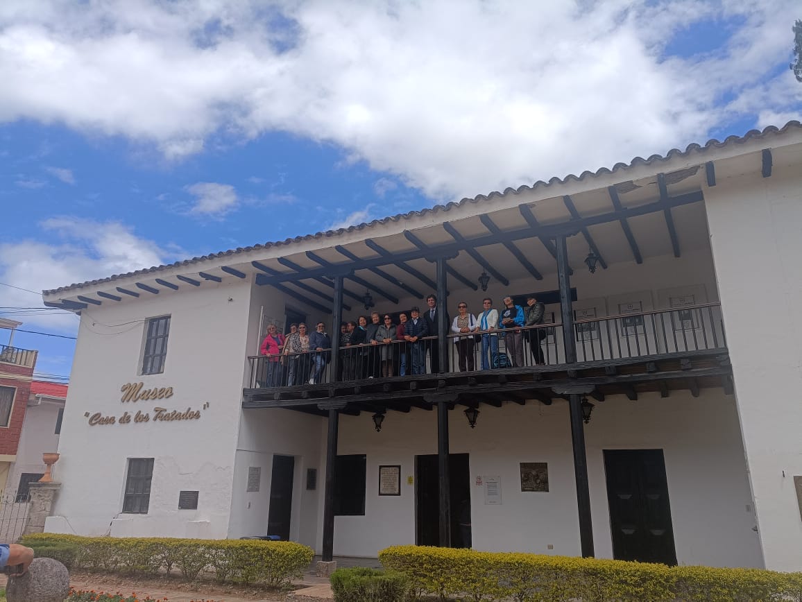 MuseosDefensaEC's tweet photo. 👉#Hoy, la Asociación de Docentes Jubilados de la PUCE 👩‍🏫👨‍🏫de la ciudad de Quito visitaron el Museo #CasaDeLosTratados 🏛️.

💫Realizaron un recorrido👣 por la historia de la💂🏻‍♂️Batalla de Tarqui y la firma del Tratado de Girón📜. https://t.co/6cq20iqfaz