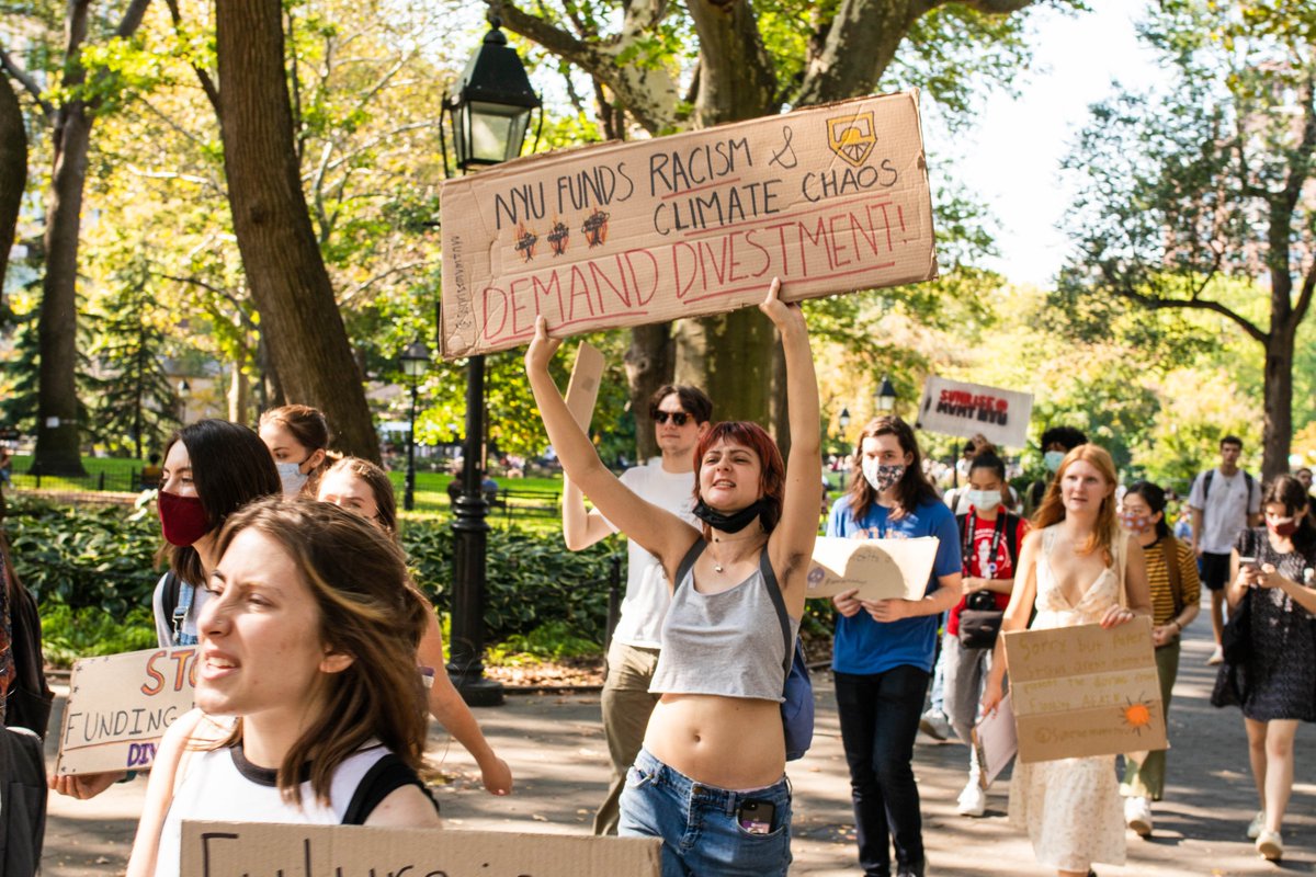 ThirdActOrg's tweet photo. NYU, the largest university in New York State, just divested from fossil fuels! Student organizers at @SunriseMvmtNYU have won their #DivestNYU campaign, proving the power of student activism. 💜
📸: Emma Hancock, Alexandra Chan, Alex Choi
🔗:https://t.co/Jk2RbWrahh https://t.co/13ptv2y7iL