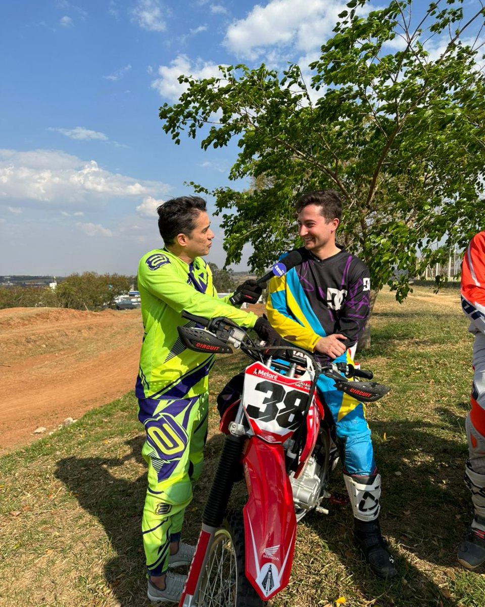 RevistadeSabado's tweet photo. Preparados pra versão radical do meu apresentador em Jumirim?!🏍 É sábado, logo após o #JornalHoje📺

⚠ IMPORTANTE: Na região de Sorocaba, não vamos exibir o programa, por conta da final da #TaçaDasFavelas, mas é só correr no #Globoplay pra ver o que rolou. https://t.co/C8XBRA1Z3u