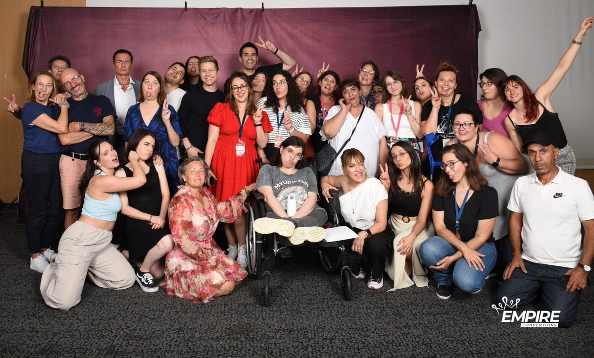 Bonsoir à tous,
Il est temps pour nous de vous exprimer toute notre gratitude pour ce week-end magique que nous avons eu la chance de partager avec vous. Cela a été un réel bonheur d’accueillir Matt Czuchry et de réunir Alyssa Milano et Julian McMahon pour la première fois, un