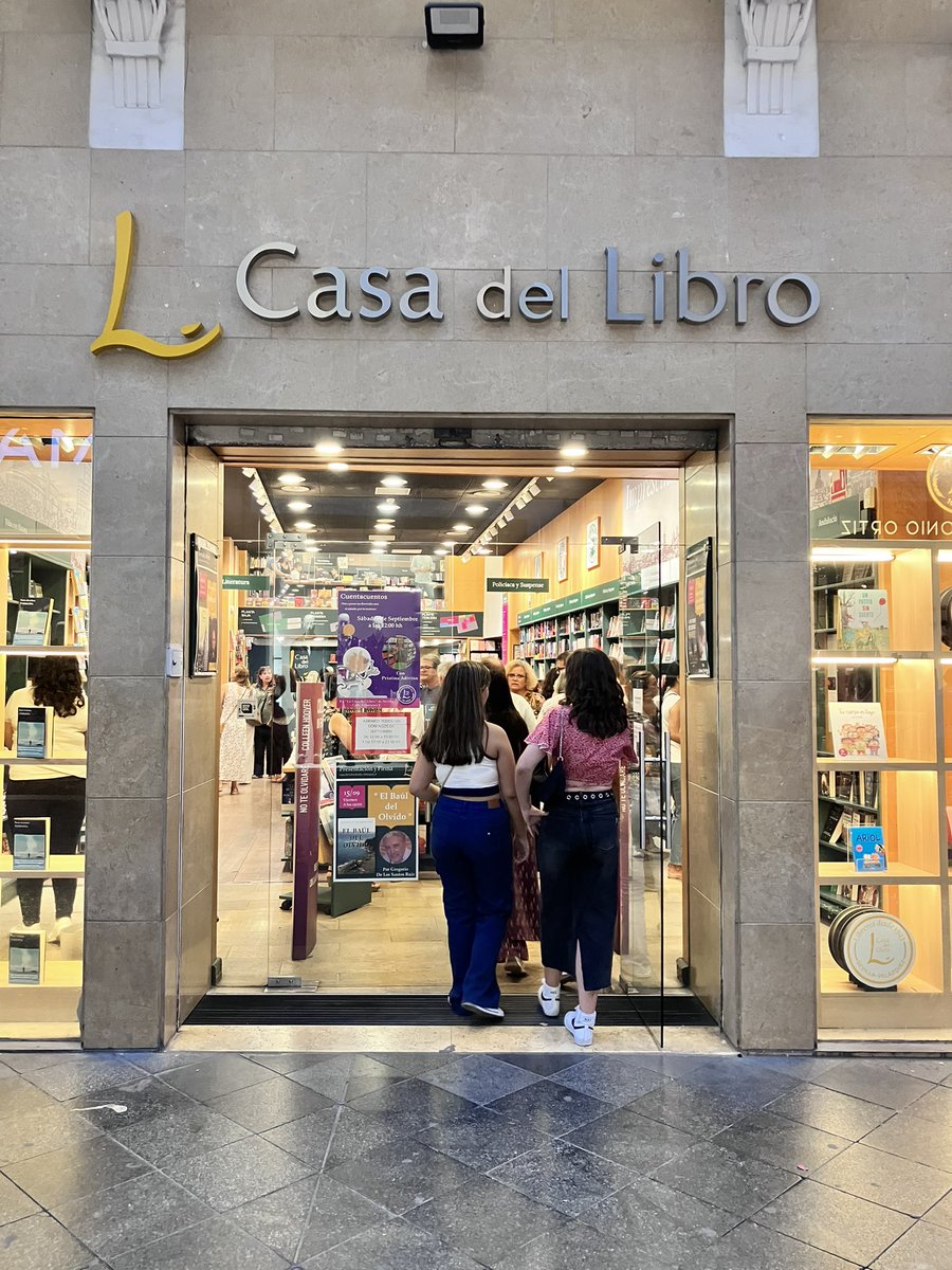 GregoSantos57's tweet photo. Hoy hemos presentado mi novela #elbaúldelolvido de @Edicirculorojo en @casadellibro Sevilla. https://t.co/8au9bA1WAQ