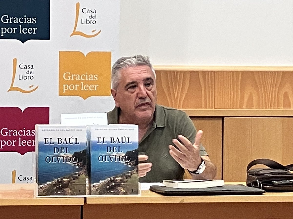 GregoSantos57's tweet photo. Hoy hemos presentado mi novela #elbaúldelolvido de @Edicirculorojo en @casadellibro Sevilla. https://t.co/8au9bA1WAQ