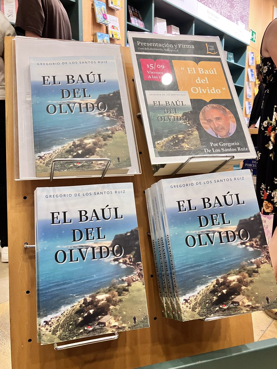 GregoSantos57's tweet photo. Hoy hemos presentado mi novela #elbaúldelolvido de @Edicirculorojo en @casadellibro Sevilla. https://t.co/8au9bA1WAQ