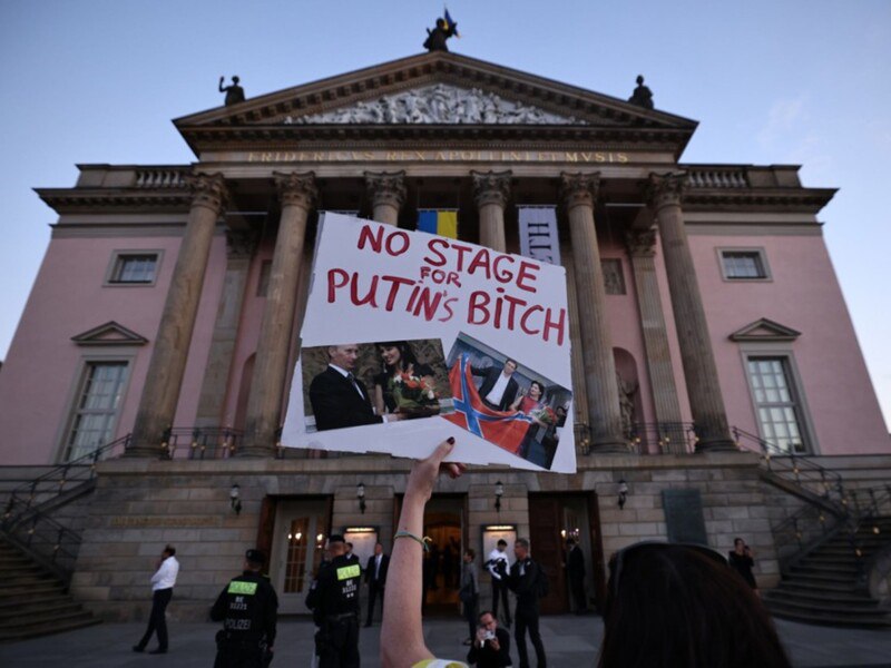 nexta_tv's tweet photo. "No stage for Putin's bit*h": activists protested outside the #Berlin Opera House during a concert by Russian opera singer Anna #Netrebko. Ukrainian Ambassador to #Germany Oleksii Makeiev was also among the protesters.

An online petition against the singer's performance in Berlin collected about 37 thousand signatures, the idea of the concert was condemned by the ruling burgomaster of the German capital, but it still took place.

The Ukrainian Foreign Ministry earlier protested Netrebko's return to the Berlin stage.

Photo: EPA