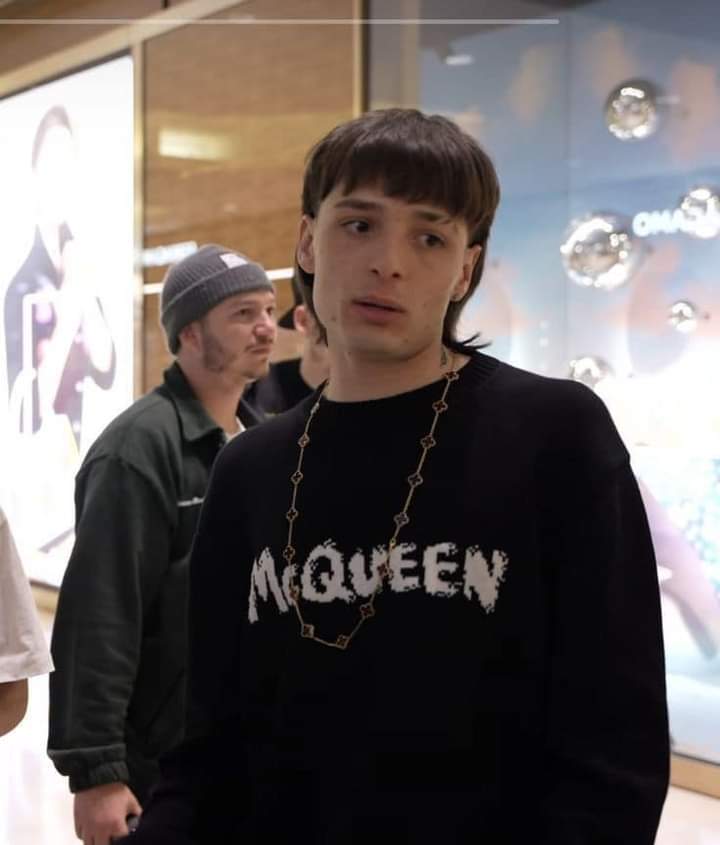 k1uffyy's tweet image. *Suga azotó La puerta del cuarto cerrandola fuertemente, quitándose el cinturón con una cara pervertida*

Peso Pluma: su-suga?  Que vas a hacer?

Suga: Qué piensas que voy hacer? , Pues obviamente Quiero placer...

Peso Pluma: No suga Porfavor , No quiero (+)