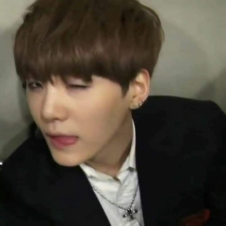 k1uffyy's tweet image. *Suga azotó La puerta del cuarto cerrandola fuertemente, quitándose el cinturón con una cara pervertida*

Peso Pluma: su-suga?  Que vas a hacer?

Suga: Qué piensas que voy hacer? , Pues obviamente Quiero placer...

Peso Pluma: No suga Porfavor , No quiero (+)