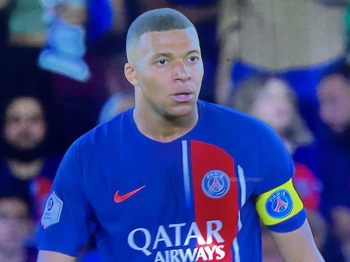 psgcommunity_'s tweet photo. KYLIAAAAAAN MBAPPÉ but fifa street 3-2✅ https://t.co/z1Dbdberar
