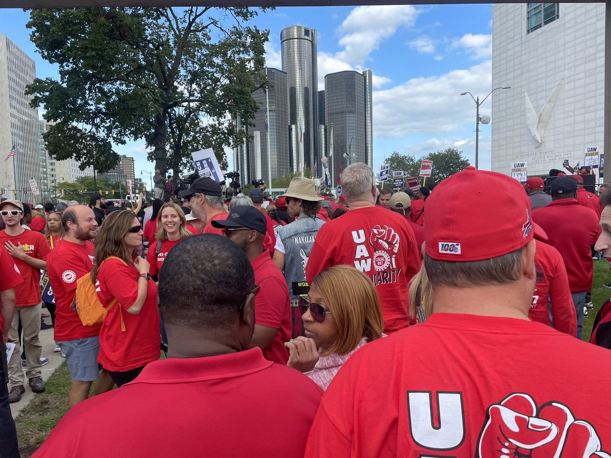 Two major auto industry events happening right next to each other tonight in downtown Detroit: the auto show’s annual charity preview at Huntington Place & a UAW rally on Day One of the auto strike. Updates on the rally to come from me & @rbeggin!