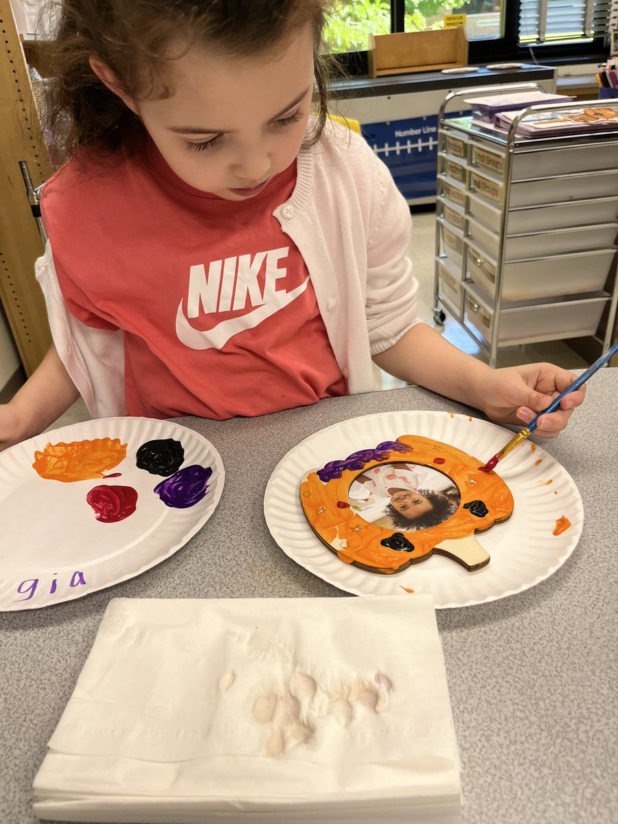 LafaceAlyssa's tweet photo. Week #2 was “following directions” with our friends Tom and Tabby cat!!! We practiced following directions by painting our pumpkins🎃 it’s never too early for Halloween in Miss LaFace’s room!!! https://t.co/l8brNmW2fd