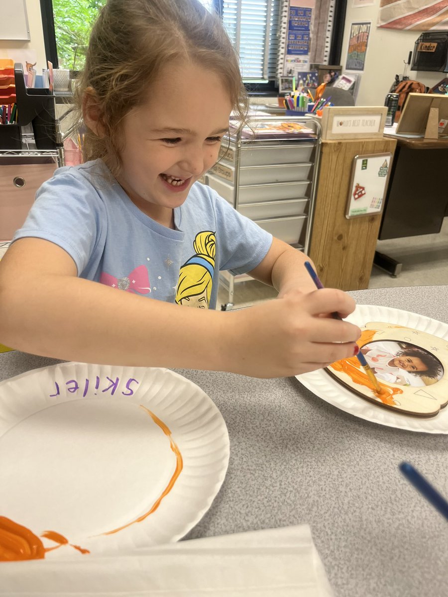 LafaceAlyssa's tweet photo. Week #2 was “following directions” with our friends Tom and Tabby cat!!! We practiced following directions by painting our pumpkins🎃 it’s never too early for Halloween in Miss LaFace’s room!!! https://t.co/l8brNmW2fd