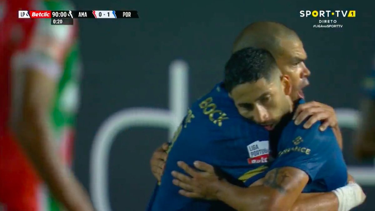 TotalPorto's tweet photo. Alan Varela morto de cansaço! Falta de ritmo de jogo e ainda com a paragem para as seleções, mas matou-se pela equipa e salvou! Que raça!💙🐉 https://t.co/cTEWCHYl86