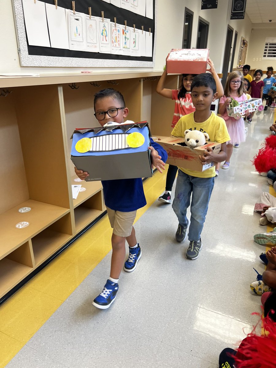 MindiGilder's tweet photo. 1st grade ended their week of using their Teddy Bears to help them describe and sort physical properties by having a Teddy Bear parade!  Such a fun time and the students loved it! @MooneyhamElem https://t.co/DG6hMyDibF