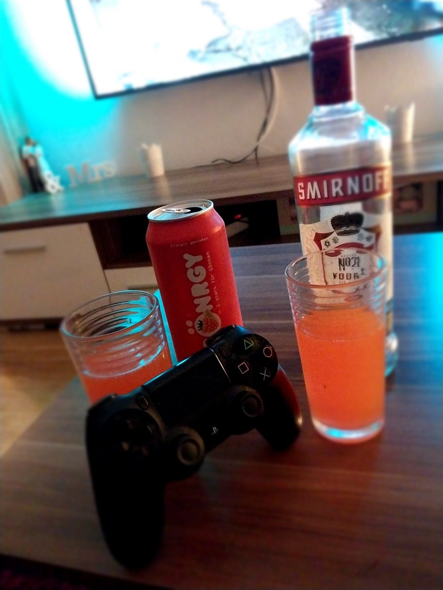 Unqualifiziert1's tweet photo. @MontanaBlack Rotes #gönergy noch besser #party #club #smirnoff #einfachtrinken #monte #getonmylvl #twitch #papaplatte #stegi #dilara https://t.co/OiGr2ainVA