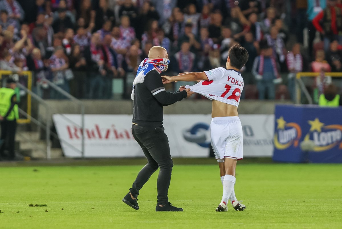 mchwieduk's tweet photo. Daisuke Yokota nie chciał podarować koszulki kibicowi, który wpadł na murawę #GORRCH https://t.co/lq1v5qtBqE