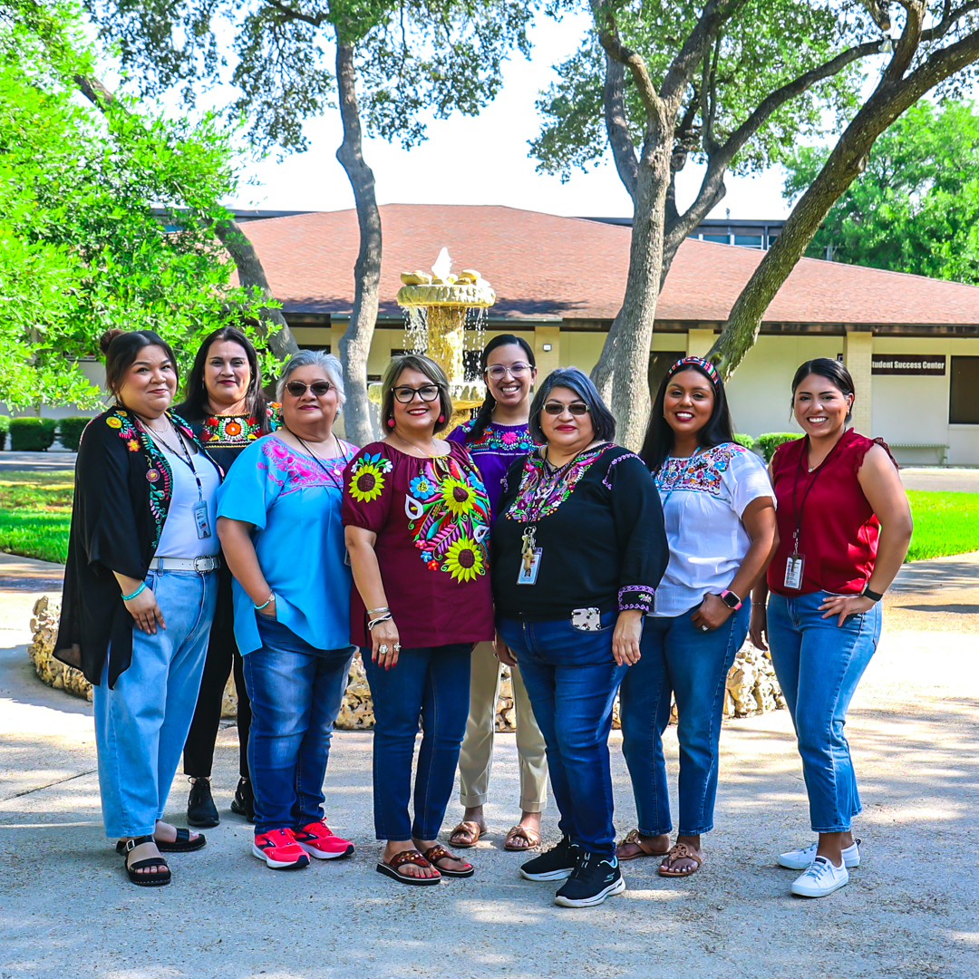 SWTXCollege's tweet photo. Embracing diversity and unity as we celebrate #HispanicHeritageMonth with pride! Our SWTJC staff pays tribute to our Southern neighbors' independence from Spain in 1821. ๐ฒ๐ฝ๐ #SWTJC #DiversityMatters #Unity https://t.co/5QAWFTHSGu