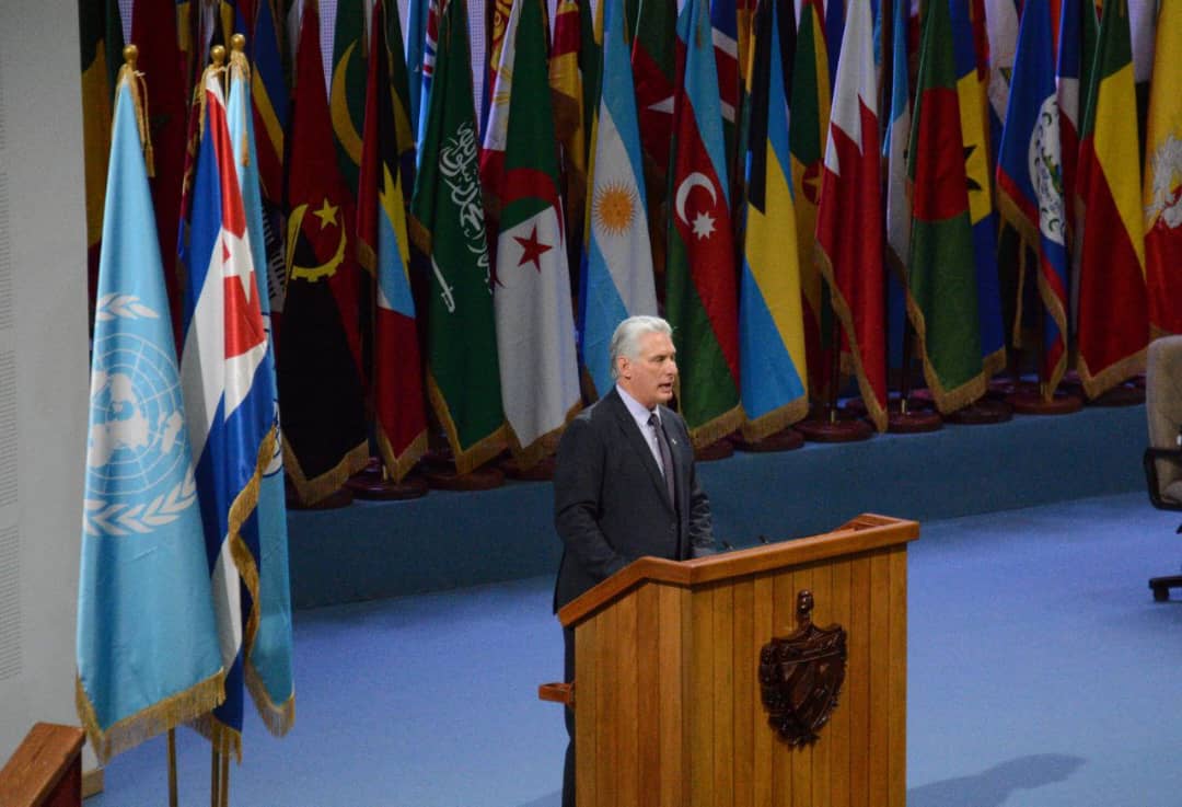 "Carecemos de muchas cosas pero nos sobran sentimientos de amistad, solidaridad y hermandad", dijo <a href="/DiazCanelB/">Miguel Díaz-Canel Bermúdez</a>, quien convocó a los Jefes de Estado, de delegaciones y representantes de organismos internacionales que asisten a la #CumbreG77YChina, a sentirse como en su casa.