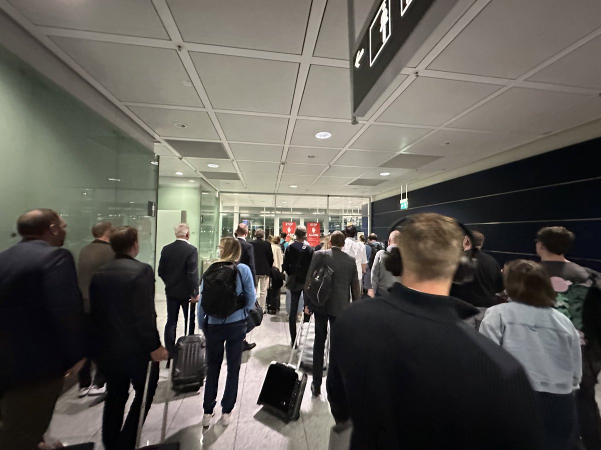 jeckel's tweet photo. Starke Leistung, @MUCairport. Einfach mal vergessen, dass man noch einen Flieger hat landen lassen und alle Türen absperren. 
Schöner Abend mit 200 Freunden bei H43. Fast wie auf der Wiesn nur ohne Bier https://t.co/jBlVXUo2Zj
