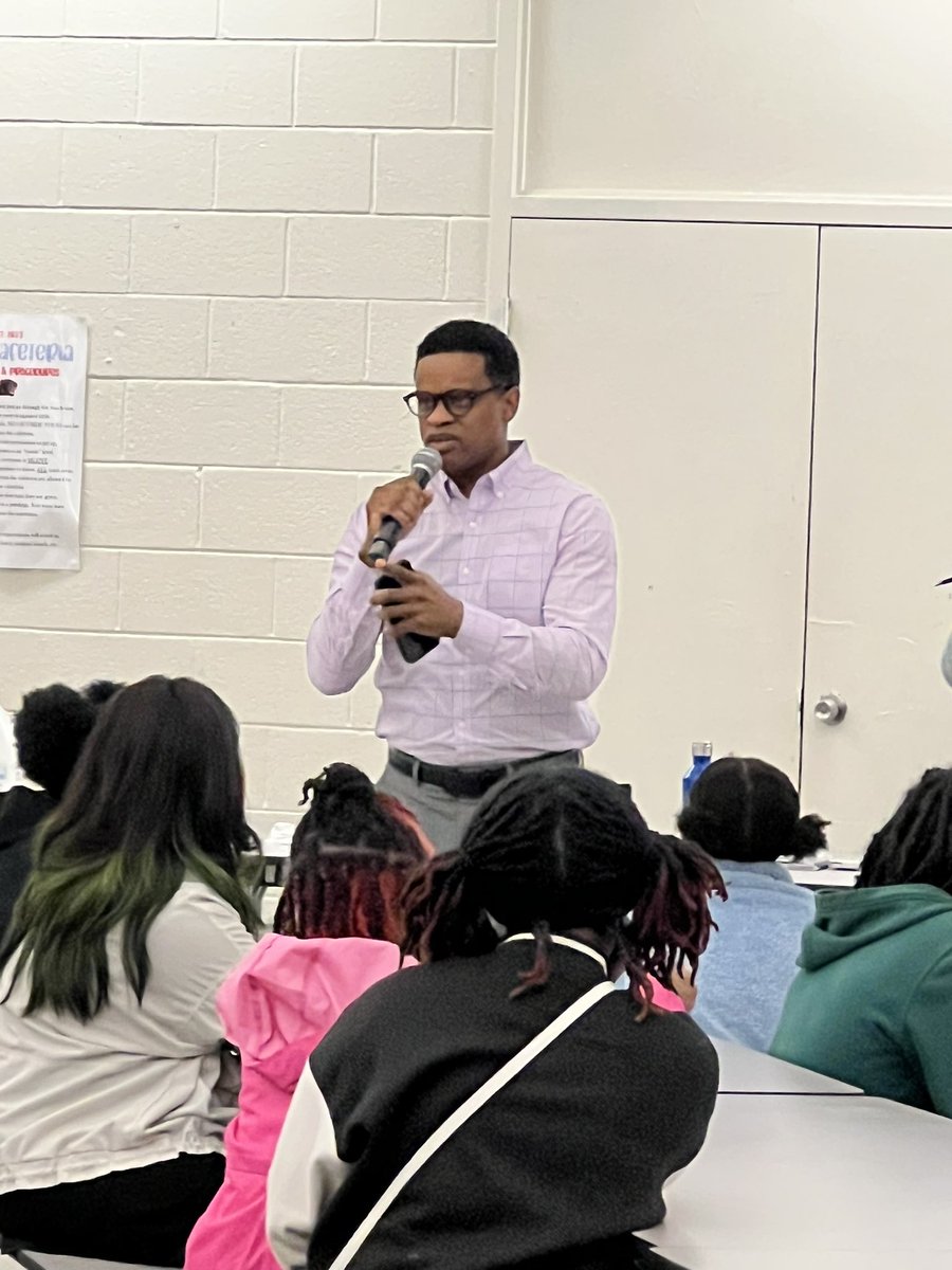 npmspanthers's tweet photo. Our superintendent and deputy superintendents are truly exceptional. They dedicated their time to join us virtually, and not only that, Dr. King personally visited to reward our top-performing scholars with a treat. We are fortunate to have the finest superintendent leading us. https://t.co/JaRtaCzck1
