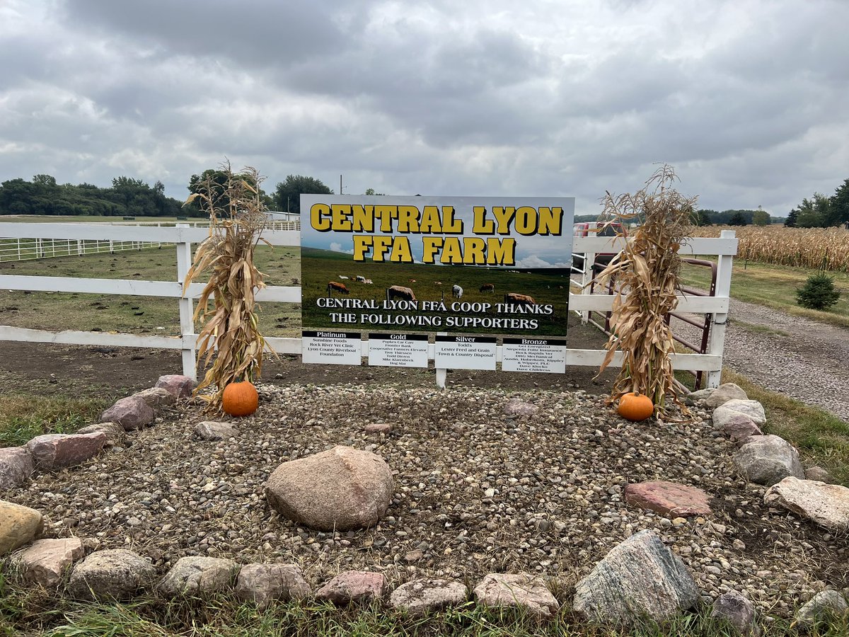 EnglemanJason's tweet photo. Shout out to @RochelleHerber3 and all of the @CentralLyon FFA and Ag students for all their hard work sprucing up the FFA farm today!  #CLFFA #FarmCleanup https://t.co/LaPXjmuSrt