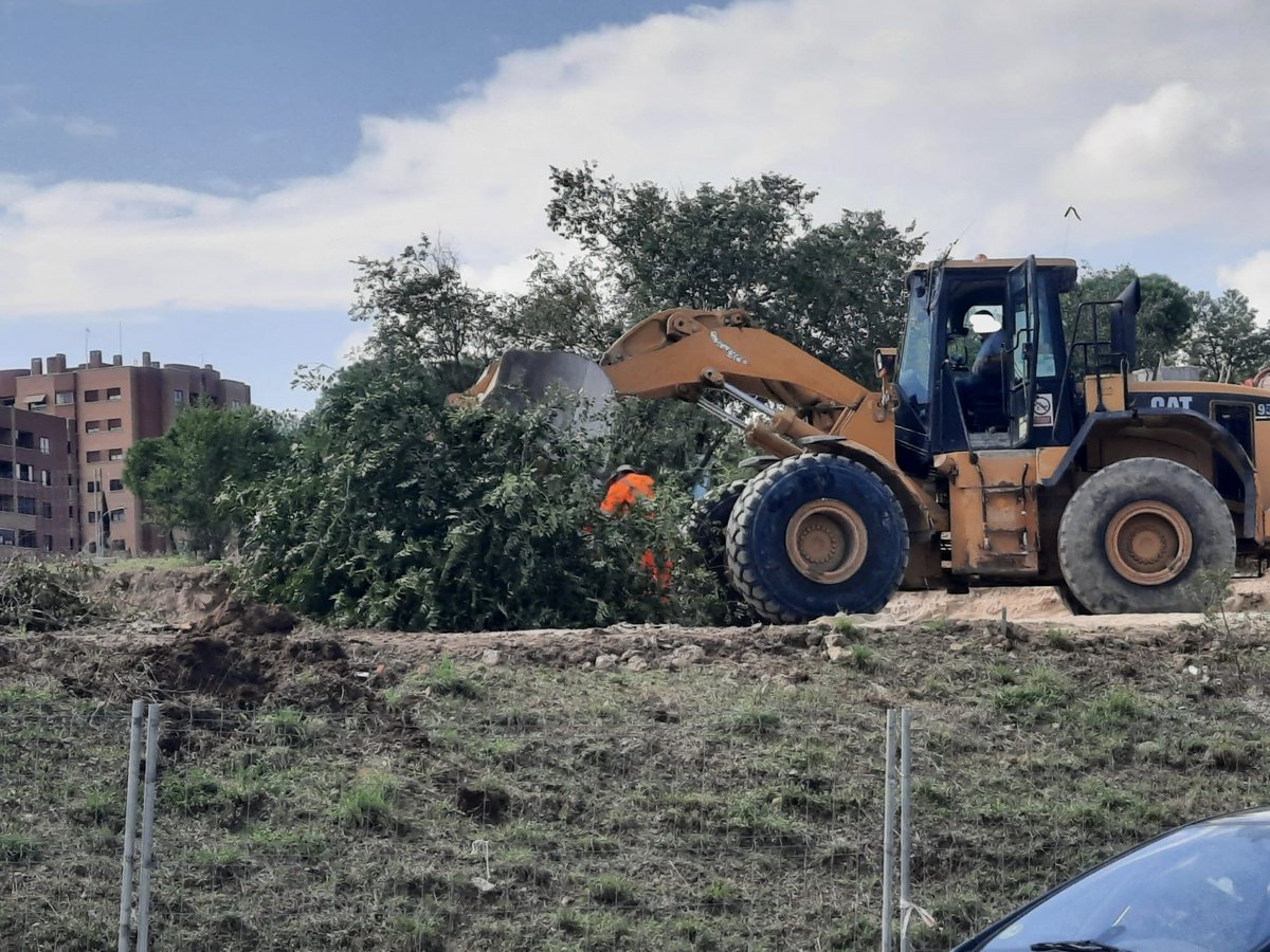 NOCantonVicalv's tweet photo. De la noche a la mañana vemos que destrozan nuestro Parque Forestal #Vicalvaro, sin cartel informativo... y descubrimos que es para un cantón de limpieza! AYUDA!! @eldiarioes @publico_es @elconfidencial @elespanolcom @okdiario @larazon_es https://t.co/UKF9CyYATa