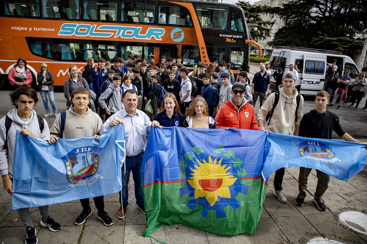 MunicipioAzul's tweet photo. El intendente @BertellysHernan despidió a la comitiva que participará de los Juegos Bonaerenses 2023💪🏻🤩
➡️ les hizo entrega de las banderas de Azul y bonaerense. 🗣recalcó especialmente, el trabajo realizado por todo el equipo del área de Deportes para alcanzar estos objetivos https://t.co/v4LZum7Iya