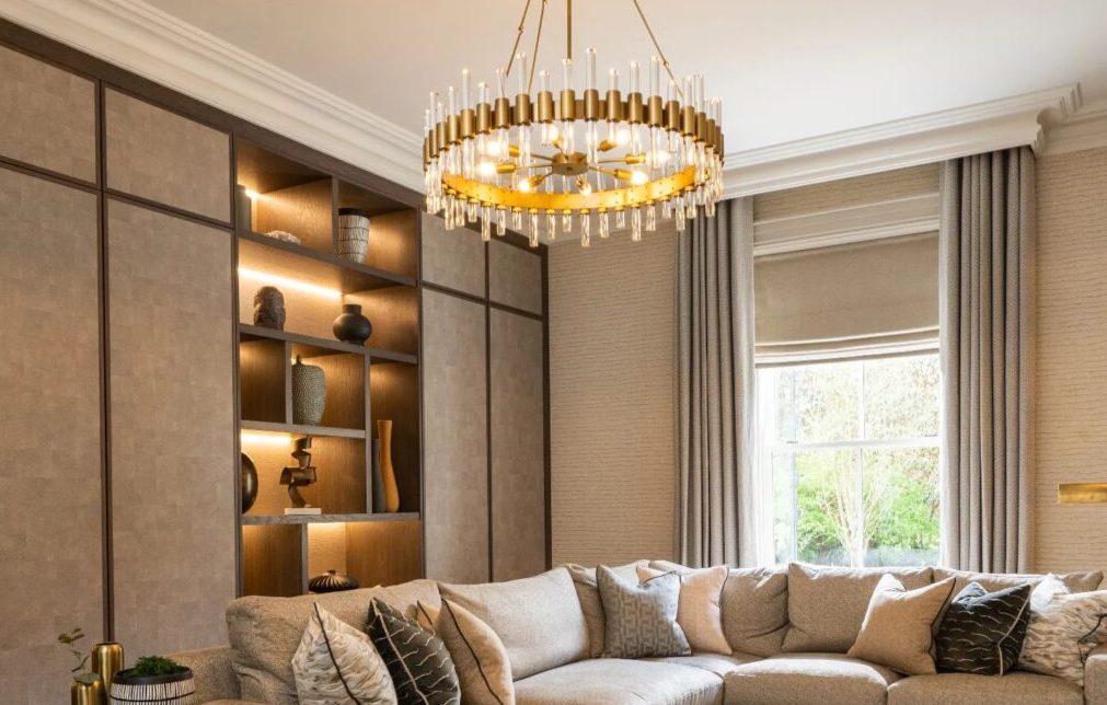 capitollighting's tweet image. From "having a moment" to must-haves, metallic finishes are here to stay. Explore the latest in brass, gold, and copper lighting trends: bit.ly/3E4pzJF

#1800lighting #livebrilliantly #lightingtrends