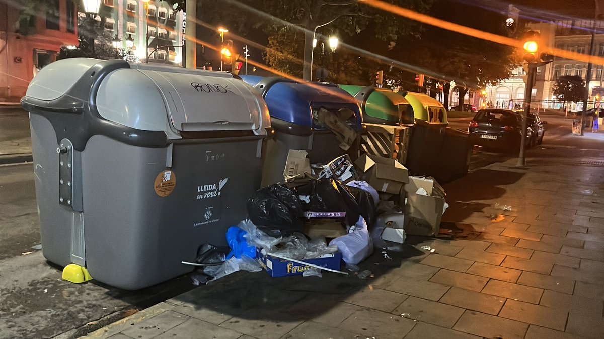 MariaMarkes's tweet photo. @paerialleida @flarrosa amb el paper i el cartró cada dia tenim un problema…. #RamblaFerran https://t.co/hlUlizG8Uo