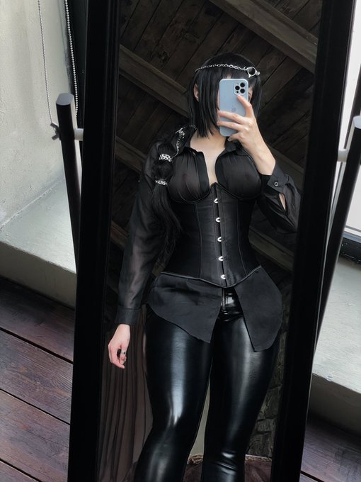 How do you get Shadowheart to like you, gamers? 🖤  Baldur's gate 3 https://t.co/bRC9SGINxo<a href="/tag/thegameawards"class="tags"><span>#thegameawards</span></a><a href="/tag/baldursgate3goty"class="tags"><span>#baldursgate3goty</span></a>