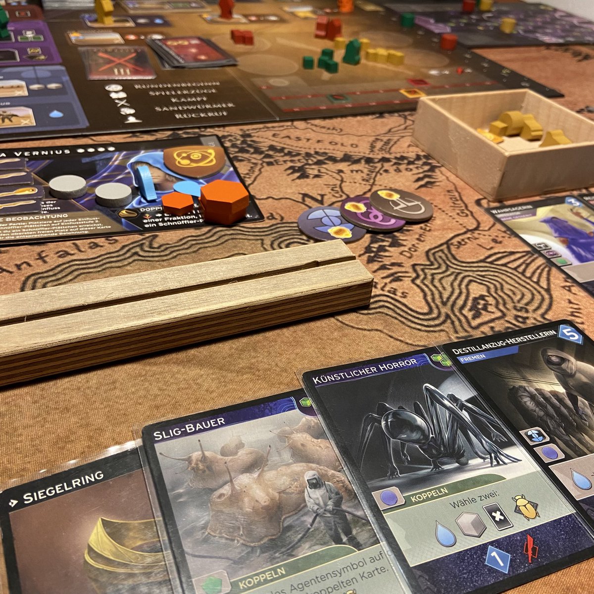 Wie kann man die Arbeitswoche schöner ausklingen lassen als mit einer gediegenen Partie #DuneImperium (mit Ix und Immortality). #brettspiele