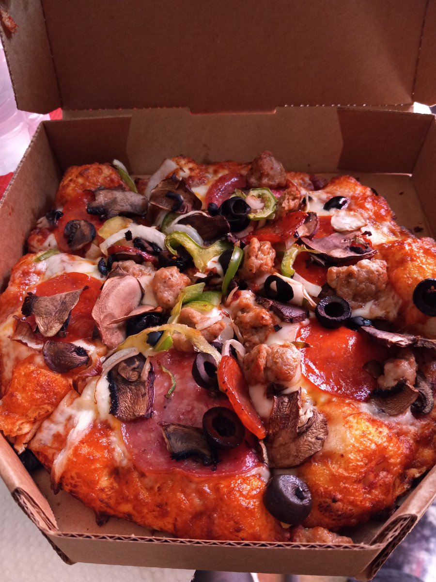 Val9erGrl_in_CA's tweet photo. Late lunch #RoundTablePizza The best pizza in my opinion! πππ https://t.co/5wYQ1OdV3B