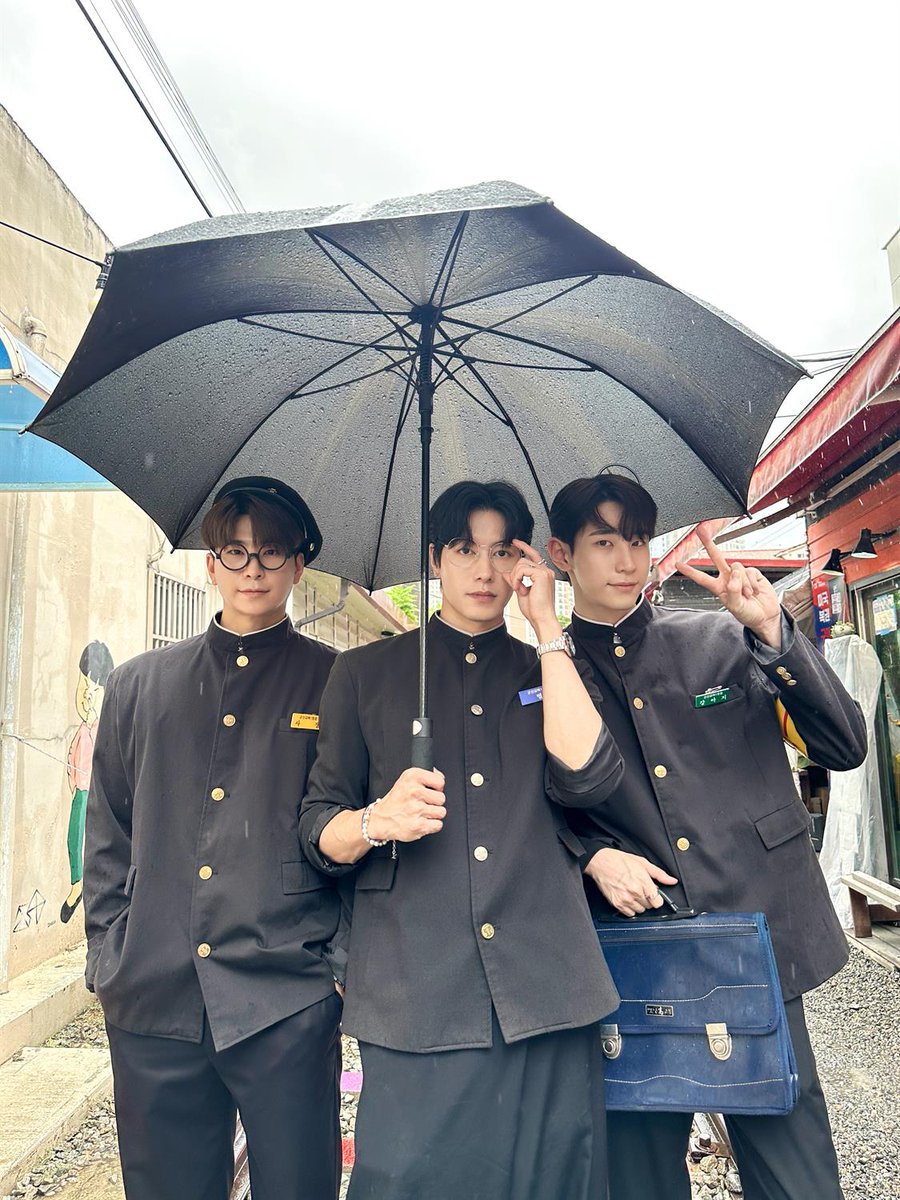 vampz_sggal's tweet photo. What handsome models!!
☂️☂️☂️ 
 https://t.co/SSlia8AXvl  

#VAV #브이에이브이 #VAVAPP
#StVan #Jacob #Lou #세인트반 #제이콥 #로우 
@VAV_official @twt_VAV @VavCash https://t.co/Dtoix9ph93