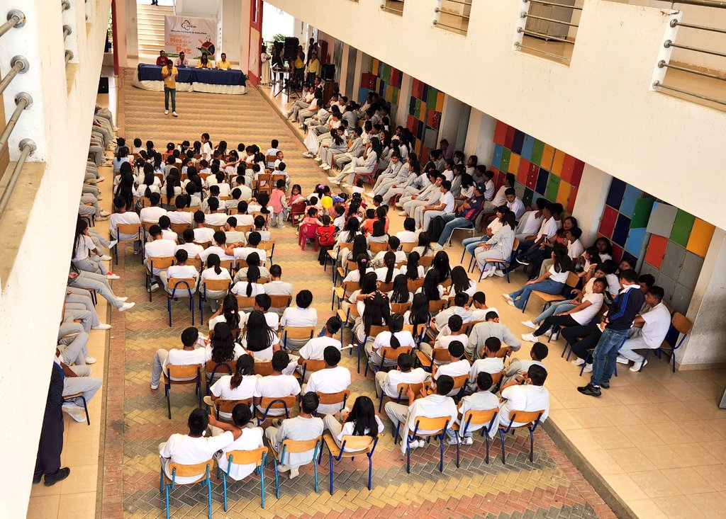 StaElenaCJ's tweet photo. #SomosCulturaDePaz | En el marco del mes de la #CulturaDePaz, los estudiantes, docentes de la U.E. Cerezal de Bellavista, junto a autoridades, reciben a la "Caravana por la Paz". Organizado por la Dir. Prov. de @StaElena.

#TerritorioDePaz
#PazJusticiaYVerdad https://t.co/cE2Ek39hZx
