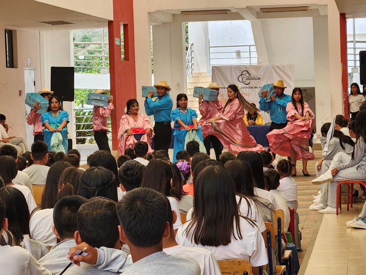 StaElenaCJ's tweet photo. #SomosCulturaDePaz | En el marco del mes de la #CulturaDePaz, los estudiantes, docentes de la U.E. Cerezal de Bellavista, junto a autoridades, reciben a la "Caravana por la Paz". Organizado por la Dir. Prov. de @StaElena.

#TerritorioDePaz
#PazJusticiaYVerdad https://t.co/cE2Ek39hZx