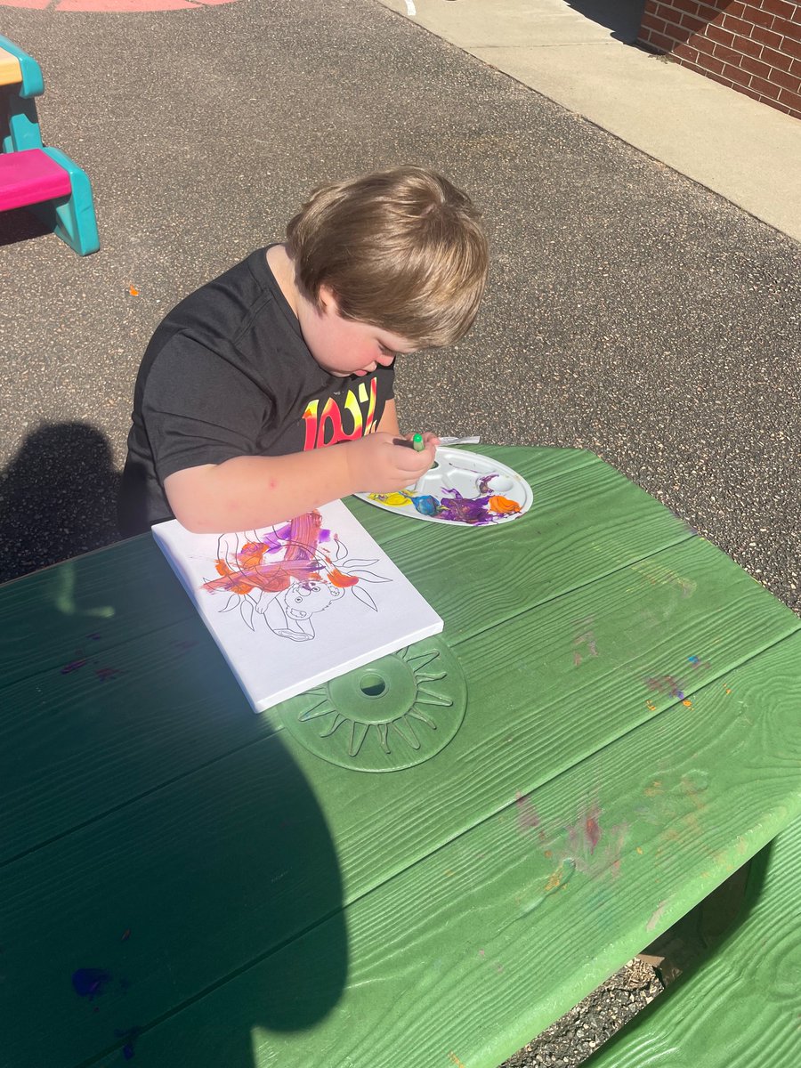 MrsGibSPED23's tweet photo. Painting fun and outside why not! It was a beautiful day!💙💛 #WeAreCUCPS #ccesdukes https://t.co/TVGwNmbGEj