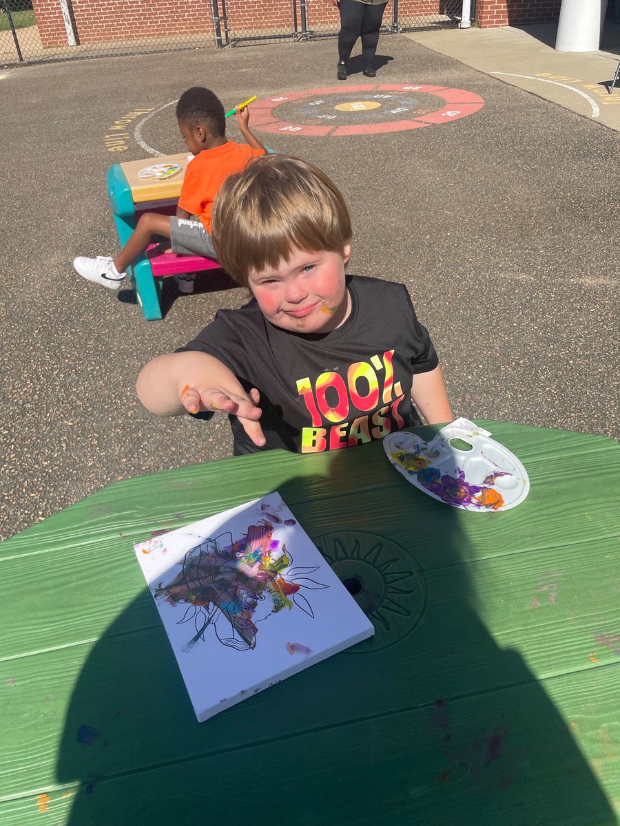 MrsGibSPED23's tweet photo. Painting fun and outside why not! It was a beautiful day!💙💛 #WeAreCUCPS #ccesdukes https://t.co/TVGwNmbGEj