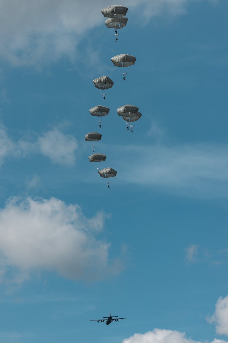 82ndABNDiv's tweet photo. Over the past two days, our Paratroopers participated in multinational airborne operations in support of Operation FALCON LEAP and MARKET GARDEN 79 in Arnhem, Netherlands from 14-16 September 2023.
#mastersoftheairbornejfe #livetheairborneculture 
#gunsandleaderstothefront https://t.co/gRBixKJX9l
