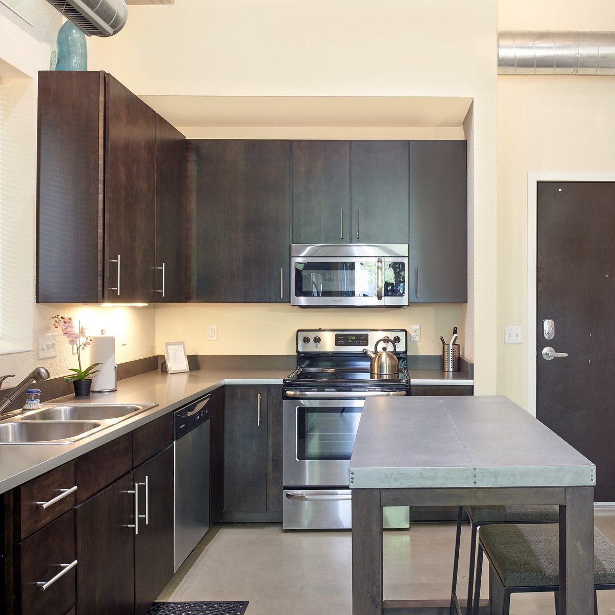 FluxApartments's tweet photo. Fall in love with your contemporary kitchen at Flux Apartments! Featuring stainless steel appliances, your dream kitchen awaits. 
▪️ 
▪️ 
#fluxapartments #MinneapolisApartments #Kitchen #ApartmentLiving #DreamKitchen https://t.co/xO79R1fHB3